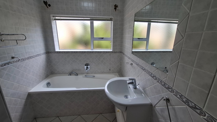 4 Bedroom Property for Sale in Menkenkop Western Cape